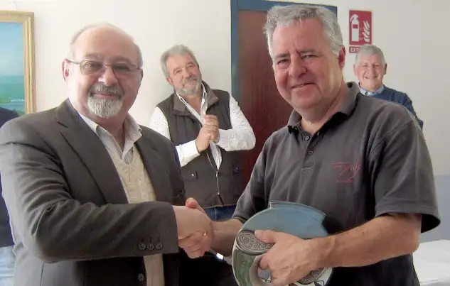 Manuel Castaño entregando el premio al patrón del Fixius 