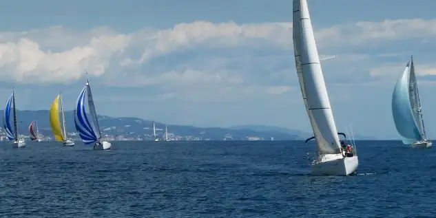 La disputa de la cuarta manga habilitaba el primer descarte en la general del trofeo y las clasificaciones entre los 60 barcos compitiendo en el Trofeo Comodor del Nàutic de Premià las encabezan provisionalmente el ‘X-Merit’ entre los Regata y el Hanse 312 ‘Lulumarlu’ de Joan Parés del Club de Vela de Mataró, entre los Crucero... la próxima cita de la ‘Comodor’ será el 18 de mayo
