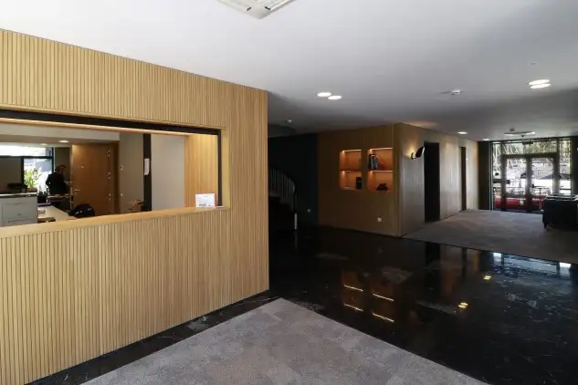 RCNB Vestíbulo - Oficinas, Escalera a 1ª planta, distribuidor de Salas y salida a Pantalanes. FOTOTUR