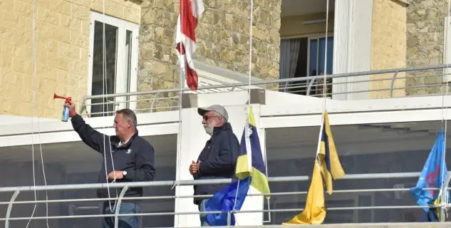 El Comité de Regatas salió al mar con la flota a mediodía pero el viento no llegó a entablarse... pasadas las 15.30 horas se decidió enviar a los participantes de vuelta a tierra a la espera de que el viento subiera de intensidad... finalmente, a las 16:27 horas, viendo que la situación no mejoraba, el Comité dio la jornada por finalizada