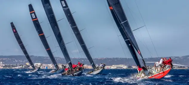 El viento se hizo hoy esperar en la Sail Racing PalmaVela, pero cuando apareció lo hizo con intensidad suficiente para que todas las clases pudieran disfrutar de otra excelente jornada de regatas en la bahía de Palma