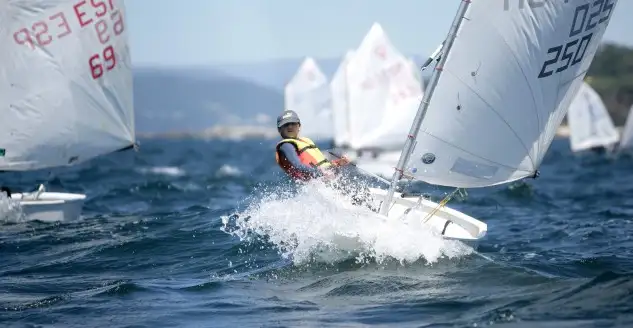 Jornada espectacular en la ría de Vigo, gracias a la nobleza de un norte y un día primaveral (Foto Juan Caballero)