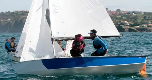Carlos Ordoñez y Leticia Pelayo... por cierto el domingo no se pudo disputar la regata de cruceros perteneciente al Trofeo de Primavera debido al fuerte temporal. ... el Comité de Regatas anuló la manga, tras medir en la bahía gijonesa vientos superiores a los 25 nudos con puntas de 30 a la una de la tarde, hora prevista para el comienzo de la prueba (Foto Félix G.Muñiz)