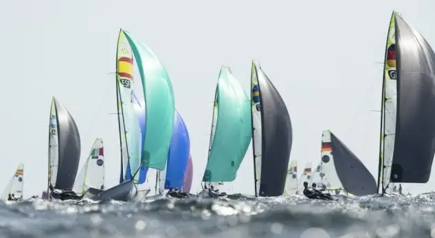 El equipo cántabro gallego es el mejor en la general europea y ocupa la segunda posición absoluta... Joan Cardona, en el puesto 11, mejor español en el arranque del Campeonato de Europa de Finn