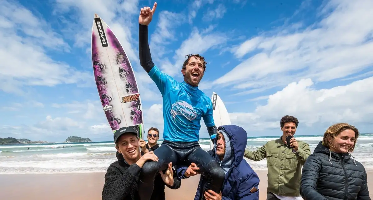 Destacar también el papel del surfista vasco Rubén Vitoria. El español finalizaría en una meritoria tercera posición. Gran trabajo de Vitoria que caería en la semifinal tras una disputada manga contra el francés Huscenot. Aunque Vitoria se esforzaba por elegir una ola con potencial no logró sumar los puntos suficientes para alcanzar la ansiada final