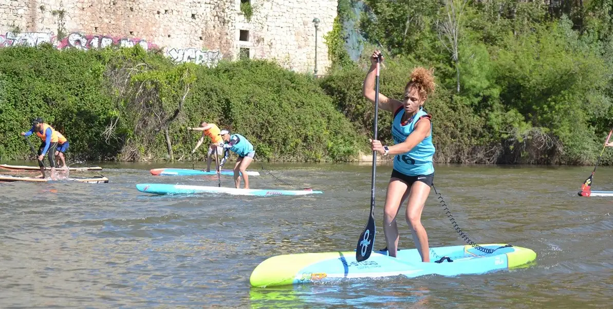 Cincuenta “superos” procedentes de toda la geografía nacional se dieron cita en la Playa de las Moreras para disputar la Copa de España de SUP Velocidad y Copa de España de SUP Race dentro del evento denominado “Valladolid SUP Festival”, en su cuarta edición y avalado por la Federación Española de Surf