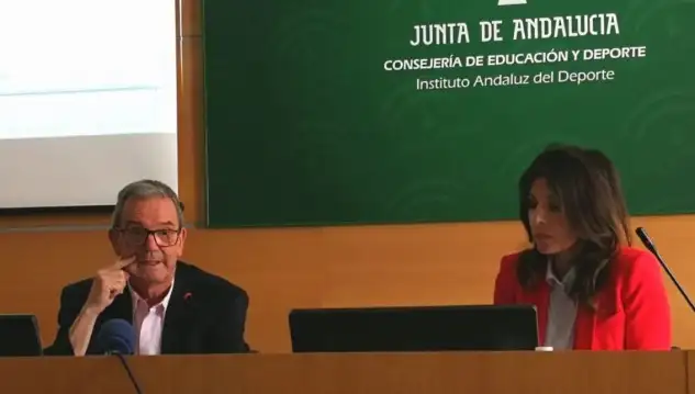 María Eugenia Teijero Lillo, Doctora en Derecho Administrativo y Secretaria Académica de la Escuela de Ingeniería Marina, Náutica y Radioelectrónica. Departamento de Derecho Público de la Universidad de Cádiz, insistió en la necesidad de que una regulación específica para la náutica de recreo para así salir de una vez por todas la regulación de Marina Mercante