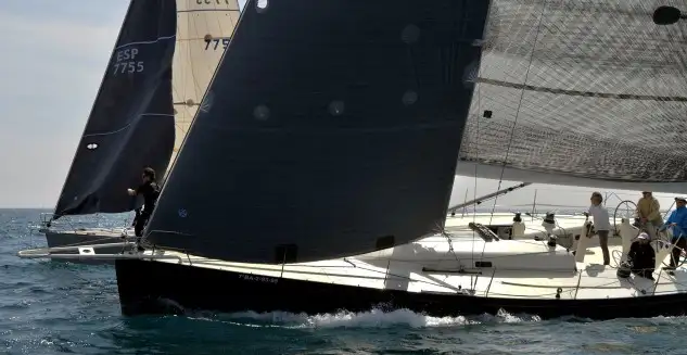 Tremenda competitividad en la clasificación en solitarios y A2... los seis primeros en la tabla acabaron al final de las 8,2 millas de regata separados por poco más de un minuto en tiempo compensado