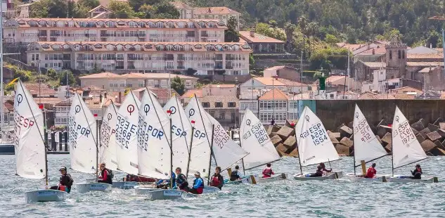 El principal objetivo de la competición que se disputará en dos jornadas el sábado y el domingo es impulsar la vela de base en Galicia (Foto Rosana Calvo)