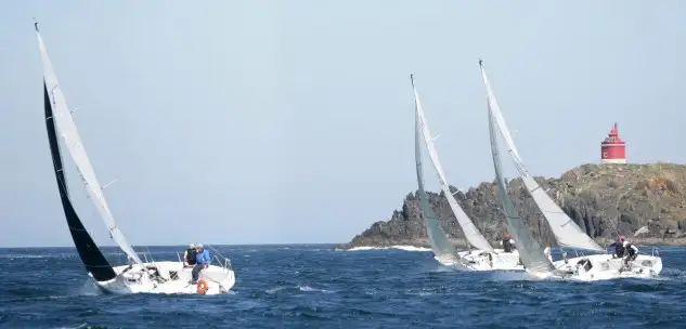 Jacobo Vecino y Brenda Maure primeros líderes del Circuito Rías Baixas A2... en la imagen de Juan Caballero, el paso por punta Subrido, en cabo Home