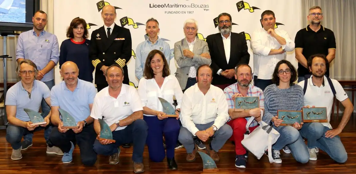 Los premiados con las autoridades, con el nuevo presidente del Liceo Miguel Pereira, así como Manolo Villaverde de la Gallega y el concejal de deportes vigués Manel Fernández (Foto Juan Caballero)