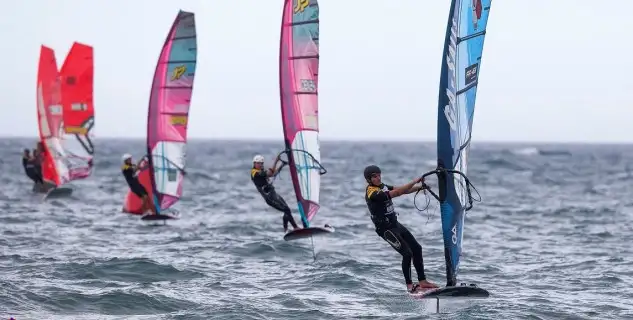 El francés y medallista olímpico Julien Bontemps (FRA-6) y Tristan Algret (GPE-44), de las islas de Guadalupe, se adjudican las dos primeras eliminatorias