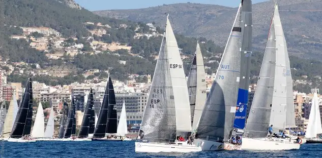 Las evoluciones de flota, en ambas pruebas, se pueden seguir ‘on line’. Spaniard, Alzira Moraira e Ítaca IX lideran el grupo tras cerca de 8 horas de regata (Foto Pep Portas)