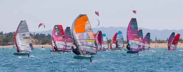En la quinta jornada se disputan dos eliminatorias completas en wind-foil con campo de regatas y salidas de slalom, que se han adjudicado los windsurfistas franceses Thomas Goyard y Antoine Questel
