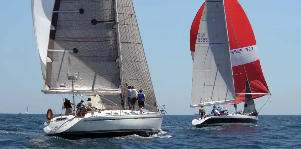 El First 45f5 "Mentha" de Josep María Mora del Club de Vela de Mataró y el "veterano dos toneladas" "Nuba" de Paco Iglesias de Arenuys de Mar comprometidos en una empopada (Foto Alfredo Llobet)