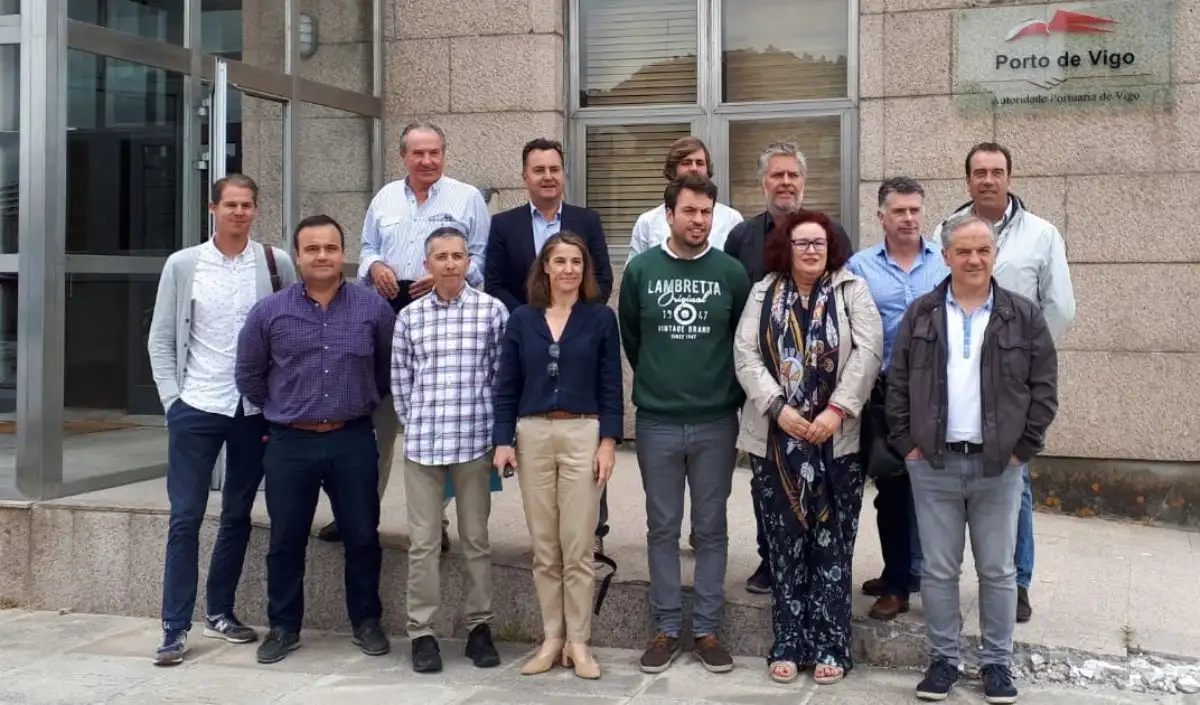 La Autoridad Portuaria de Vigo está siendo decisiva en esta asociación de corte náutico... en la imagen en el centro la directora del Puerto de Vigo Beatriz Colunga con gran parte de los representantes de clubes, empresas y federaciones que forman parte del colectivo