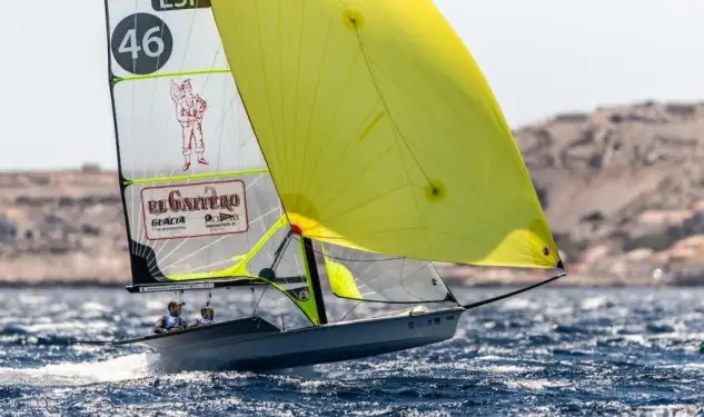 Las clases 470 y 49er solo han podido completar una prueba. Jordi Xammar y Nicolás Rodríguez continúan liderando el 470 masculino y los hermanos Alonso están en la segunda posición de los 49er