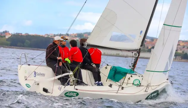 Meritorio tercer puesto de los "abriles" con una tripulación amateur (Foto Pedro Seoane) 