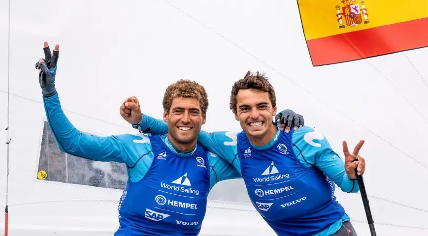 La final Copa del Mundo de vela olímpica que organiza la federación internacional de vela se ha disputado en Marsella, con la participación de siete tripulaciones españolas... el resultado global para España ha sido de tres medallas: oro para los hermanos Federico y Arturo Alonso en 49er, plata para Jordi Xammar-Nicolás Rodríguez en 470 masculino y bronce para Silvia Mas-Patricia Cantero en 470 femenino; una sexta posición, la de Ángel Granda en RS:X