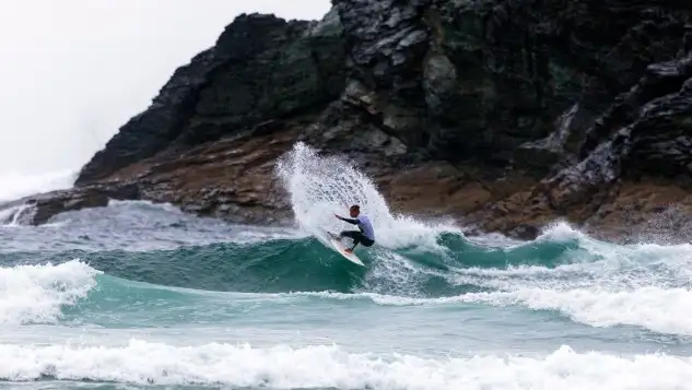 La surfista canaria se estrena en la liga con una victoria mientras el guipuzcoano consigue su segunda victoria apretando todavía más la parte alta de la clasificación... la playa de Pantín puso en marcha su conocida "factoría de olas" y los mejores surfistas nacionales aprovecharon para demostrar su calidad en una espectacular jornada de surfing