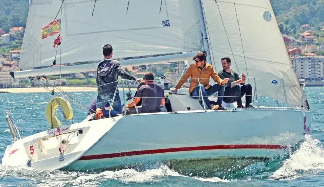 Para los mayores de 16 años, el Monte Real les ofrece Cursos semanales de vela crucero, también con opción a elegir horario de mañana o de tarde... acompañados siempre por un entrenador del club, con estos cursos los alumnos aprenden a navegar en las tranquilas aguas de la bahía de Baiona y acaban saliendo a mar abierto para perfeccionar sus conocimientos a bordo del velero (Foto Rosana Calvo)