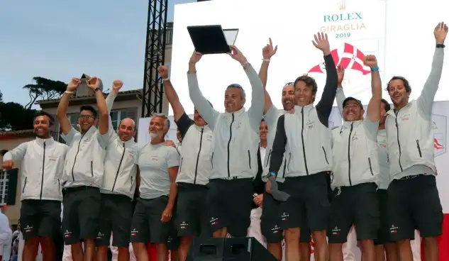 El barco del Náutico de Valencia, armado por Luis Senís, revalida el título conseguido en la pasada edición y da un golpe importante para conquistar un año más el "The Nations Trophy Leagues" en la Swan One Design