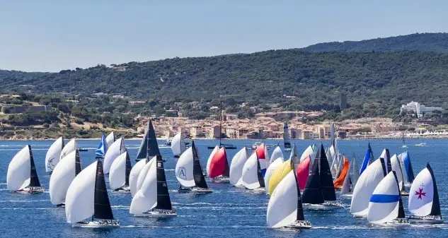 La regata larga comenzó en Saint-Tropez bajo un intenso cielo azul y buena brisa, bridando una de las salidas más espectaculares en años, con 243 barcos abandonaba el histórico puerto francés en un espectáculo de color ofrecido por los spinnaker al viento