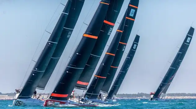 Hoy el campo de regatas de la bahía de Cádiz ha mostrado su mejor cara con un poniente de doce nudos de intensidad media... los TP52 han disfrutado de un buen viento y una mar casi plana con lo que tanto los regatistas (Foto Martínez Studio)
