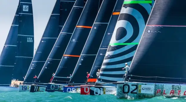 "Bronenosec", "Azzurra" y el Provezza se disputarán la victoria en la bahía de Cádiz... (Foto Martínez Studio)