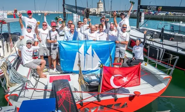 El barco turco vence por delante de Azzurra y Bronenosec en una increíble última manga en la que los tres tuvieron opciones de llevarse el título de la Puerto Sherry 52 Super Series Royal Cup. Platoon y Alegre ganan las dos regatas finales
