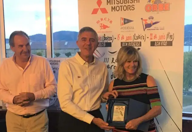 El vice del Nautico José Antonio Portela y el comodoro del Monte Real Nano Yáñez entregando al Starfisher su trofeo como vencedor en una regata que contó con el patrocinio de con el patrocinio de Mitsubishi Motors y Conservas Orbe.