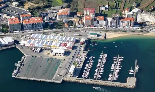 Aprovechando la celebración de esta regata, el Club Náutico Deportivo de Riveira llevará a cabo la inauguración oficial de su cuarto pantalán, al que pondrá el nombre de Ramiro Carregal Rey