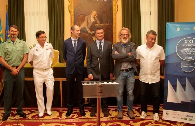 Ayer se presentó la Regata en el salón de recepciones del Ayuntamiento de Gijón, en la que se dieron cita, el presidente del Club de Regatas D. Alfredo Alegría, el director de Deportes de la Universidad de Oviedo D. Pedro Gorría, el concejal de Deportes del Ayuntamiento de Gijón D. José Ramón Tuero y una amplia representación de autoridades y patrocinadores (Foto Félix G.Muñiz)