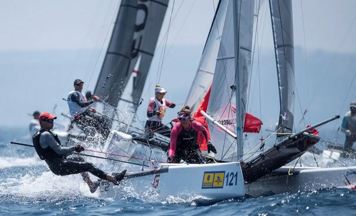 Tras dos días de competición y seis rondas de clasificación, los 130 catamaranes que participan en el F18 World Championship Costa Brava 2019 han quedado divididos en dos categorías: la Gold Fleet y Silver Fleet... en la categoría de oro competirán los 65 mejores catamaranes de las clasificatorias, mientras los 65 restantes lo harán en la de plata (Foto Marc González Alomá)