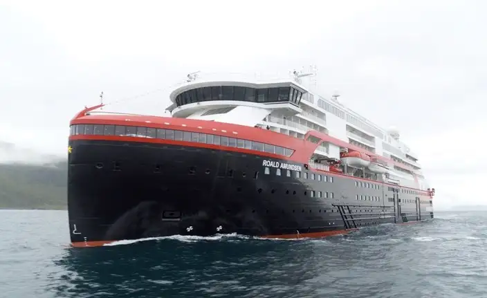 MS Roald Amundsen ha sido construido en el astillero de Kleven al lado de su buque gemelo MS Fridtjof Nansen, que debutará en 2020