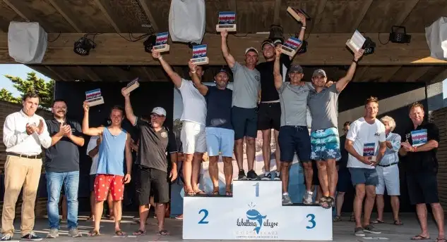 La tripulación australiana mezcla la experiencia del veterano Bundock, de Nueva Gales del Sur y medalla de plata en la clase Tornado en los Juegos Olímpicos Sydney 2000, con la joven promesa Nicholas, que está buscando la clasificación para competir en laser a JJ. OO. Tokio 2020