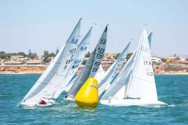 En la jornada del sábado, ultima del formato que se ha venido utilizando hasta ahora, se determinaran que barcos pasaran el domingo a disputar la denominada “medal race” que será la que otorgue los títulos y defina la composición final de los podios de cada clase