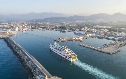 El nuevo buque del grupo naviero entrando el puerto de Motril el pasado miércoles