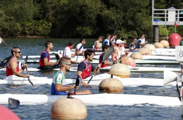 Un total de 320 carreras se disputan durante los tres días de celebración en los que la novedad más relevante son las pruebas mixtas de K2 y C2 sobre 500 metros, uno de los nuevos atractivos del programa internacionales, que tendrán lugar en la sesión de clausura