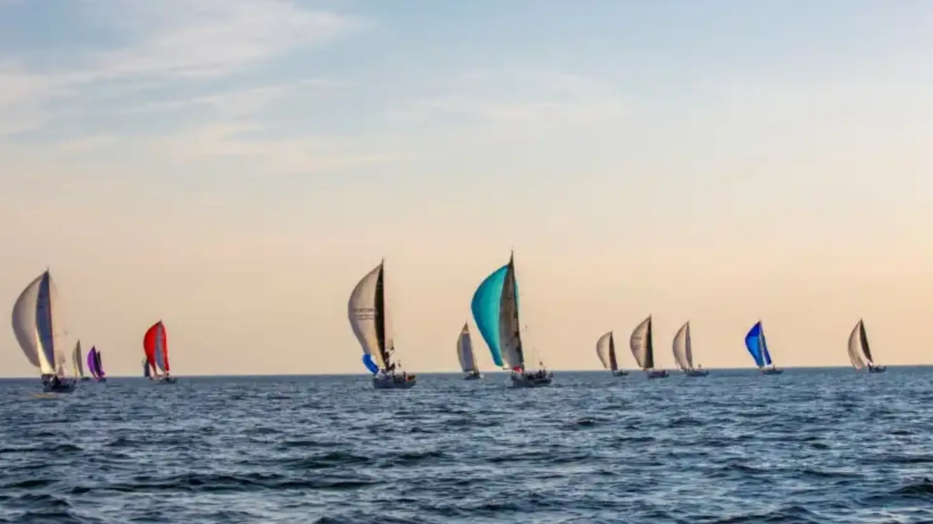 Senza vento le 30 navi che partecipano alla crociera a vela da Pornic a Baiona