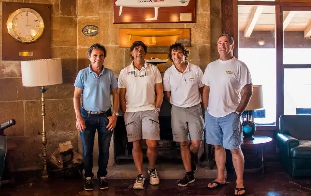 Los cuatro regatistas de élite en el salón principal del Club de Yates de Baiona (Foto Rosana Calvo)
