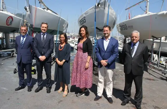 Las autoridades con los representantes del Marítimo hoy en la marina seca del Marítimo