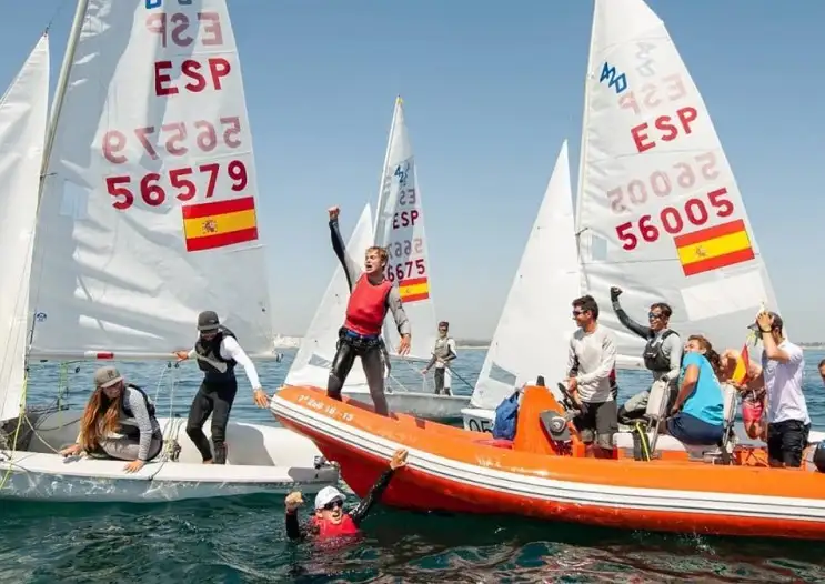 El Mundial comenzó el pasado sábado y desde el principio los dos regatistas gallegos estuvieron entre los favoritos mientras que los campeones continentales sub-17, Jacobo García y Toni Ripoll (RCN Sanxenxo) pagaban un mal inicio