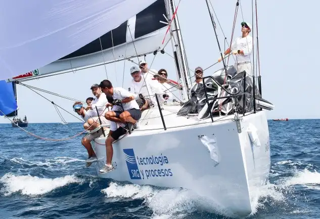 La segunda jornada ha estado marcada por las pésimas condiciones de viento, con un aplazamiento de cerca de dos horas y con el recorrido acortado, con la llegada en la isla en lugar de su ubicación habitual en las cercanías del club