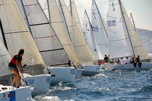 Las jornadas del sábado y domingo se han empleado en todo lo concerniente a comprobaciones, mediciones, así como diversos controles... y hoy ha sido la "regata de entrenamiento" que ha sido toda una explosión de espectáculo y de colorido
