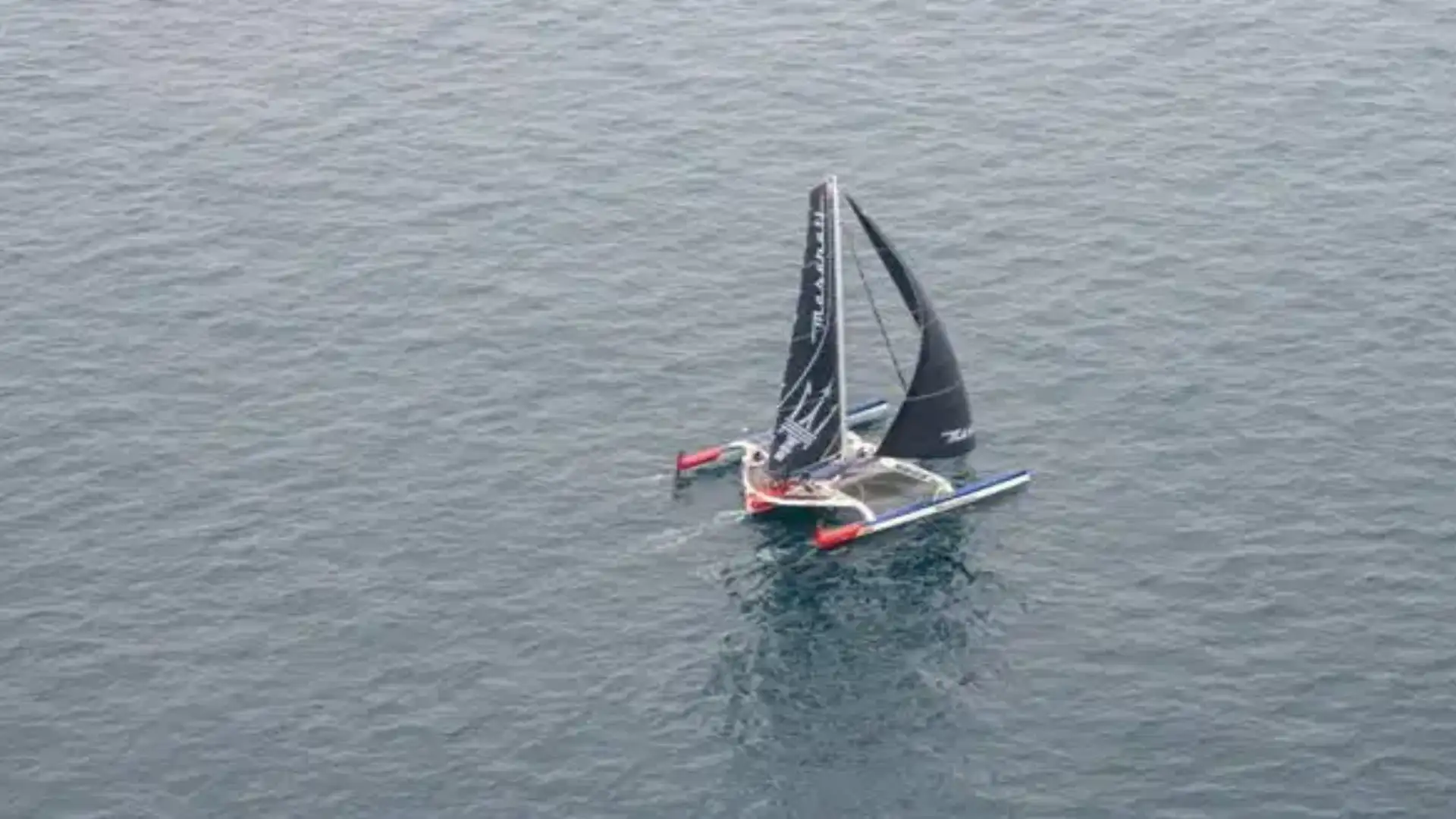 Nonostante i fallimenti, il triaran "Maserati" continua in gara ed è terzo nel Transpac