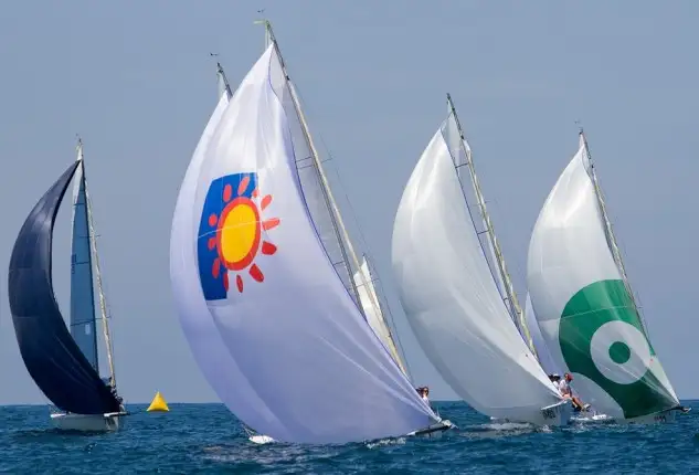La segunda jornada del Mundial de J80, organizado por el Real Club Marítimo del Abra-Real Sporting Club, volvió a completar las tres pruebas previstas por el Comité; que se desarrollaron con viento flojo del norte de cinco a ocho nudos