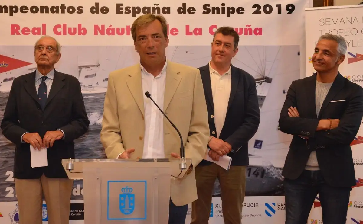 La presentación tuvo lugar en el Ayuntamiento, con la asistencia del Concejal de Deportes Juan Ignacio Borrego que estuvo acompañado del presidente del Náutico Fernando Cobián; el Comodoro del Club, Jorge Etcheverría; el delegado de Deportes de la Xunta en la ciudad, Roberto García, y de Aihnoa de Paz, gerente de Coruña TheStyleOutlets