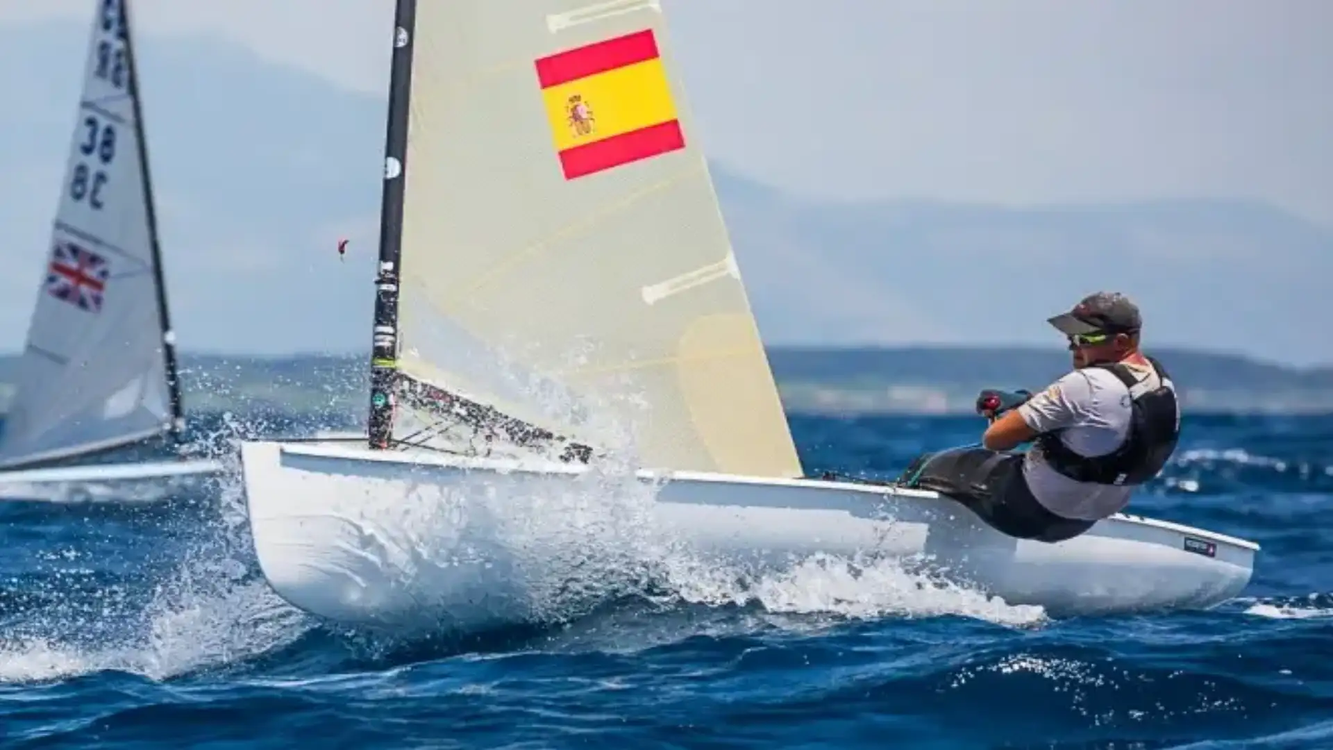 Il campione mondiale della gioventù Menorquin Cardona della classe Finn nelle acque italiane