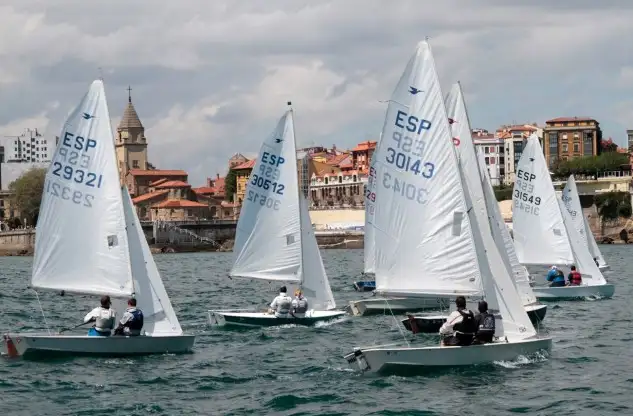 Primer acto del Trofeo de Verano en aguas gijonesas (Foto Félix G.Muñiz)